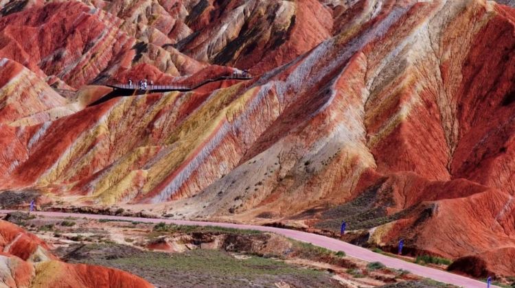 8-Day Northwest China Private Tour from Xining·Zhangye, Qinghai Lake, Danxia, Jiayuguan City Tower, Mingsha Mountain Moon Tooth Spring, Mati Temple Grottoes