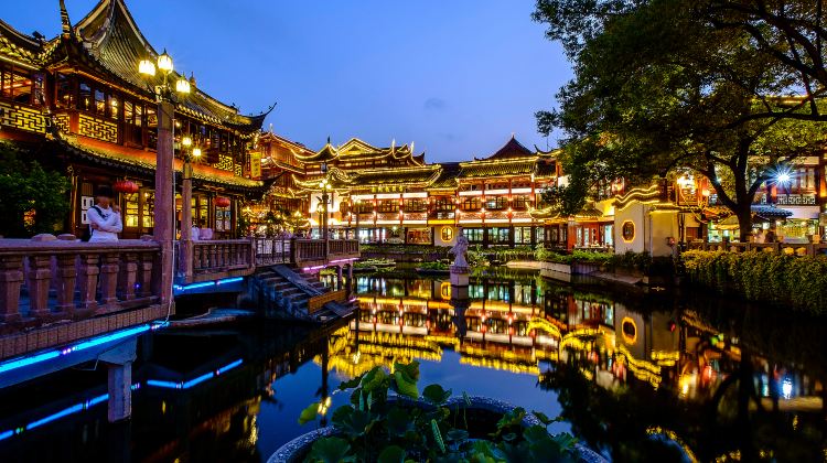 4-Day Essential Shanghai Group Tour· Yuyuan Garden, Sky-High Shanghai Tower & The Bund