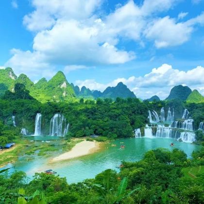 南宁+崇左+防城港+钦州+德天瀑布+明仕田园+峒那屿湾景区+东兴口岸+白浪滩+三娘湾+八寨沟6日5晚私家团