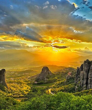 2D1N • Unforgettable Delphi and Meteora PrivateTour All Inclusive