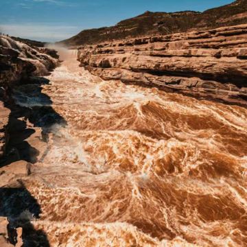 西安兵马俑+延安壶口瀑布+西安城墙+大雁塔+大唐不夜城4日3晚跟团游