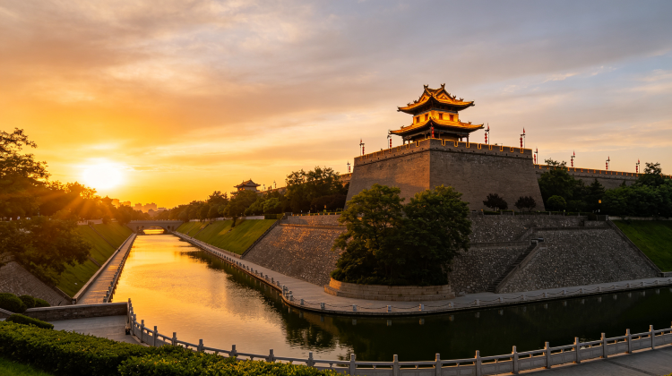 3-Day Most Booked: On this tour, try Hanfu styling, savor Lintong's local flavors, wander the ancient City Wall, marvel at the Terracotta Army, and delve into the grandeur of Tang Dynasty culture.