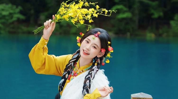 3D2N · Group Tours · Round-trip high-speed rail from Chengdu to Jiuzhaigou with tickets included, professional tour guide service 4-diamond hotel,Free travel photography & afternoon tea