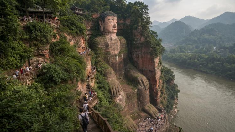 2-Day Panda Encounter Mini Group Tour: Round-trip High-speed Trains & Hiking at Leshan Giant Buddha