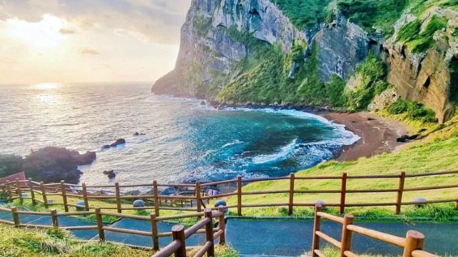 韩国济州岛4日3晚跟团游·15人封顶+免签速通+精奢纯玩+24H接送机+全程商务车+赠流量卡+甄选轻奢酒店+精华景点+牛岛+月汀里丨城山日出峰丨涯月海岸+可选升级包车+短期出游+亲子+蜜月