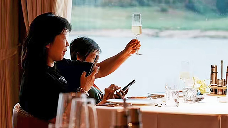 武汉+长江三峡+重庆7日6晚跟团游·【世纪游轮·轻奢游轮舰队】长江三峡游轮/爸妈放心游,上市企业,上千平米360度顶层阳光甲板『江景房落地玻璃·地面指定5钻酒店·山城涮火锅市井深巷』丈量大武汉/黄鹤楼,武汉参团