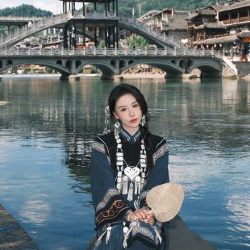 长沙+毛泽东同志故居+凤凰古城+芙蓉镇+张家界国家森林公园+天门山+桃花源7日6晚跟团游