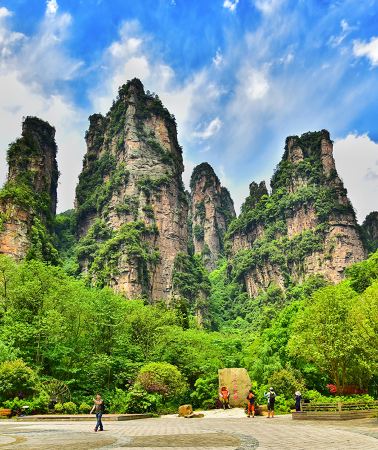 3D2N • Enjoy fall and winter in Zhangjiajie + National Forest Park + Tianmen Mountain Cableway + Grand Canyon - 2 AAAAA-rated attractions · 5-Diamond Hotels Including Hilton: Dedicated Tours for Travelers from Hong Kong and Macao: Free Cancellation for Any Reason
