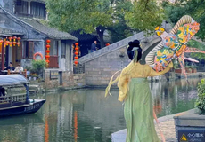 杭州+苏州+乌镇4日3晚跟团游·【携程自营 金牌导游】升级全程5钻宿乌镇 5A四水乡~『周庄+西栅双夜游 南浔+西塘双古镇』姑苏~【拙政园 寒山寺】赠~【抄经+汉服+300元双摇橹船】美食~【5星自助早 50乾隆御茶宴】