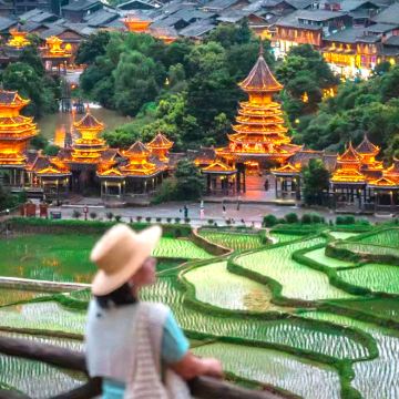 贵州贵阳+黄果树景区+荔波小七孔景区+西江千户苗寨+梵净山+镇远古城+万峰林景区+赤水大瀑布12日11晚拼小团