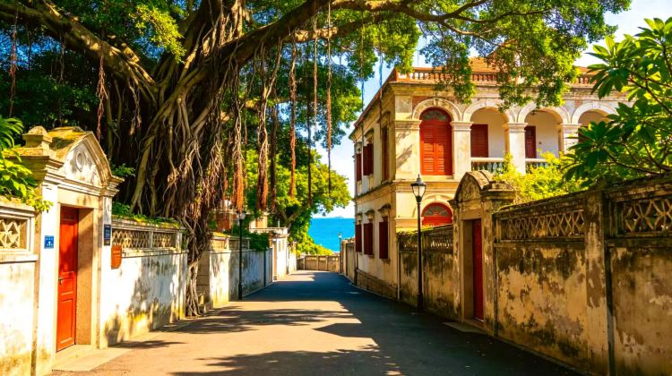 2-Day Private Getaway to Xiamen: Wander Gulangyu Island and Discover Centuries-old Hakka Tulou in Yunshuiyao