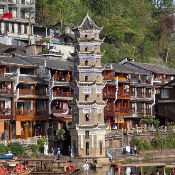 凤凰古城+矮寨大桥+怀化大峡谷+黔阳古城+老家寨5日4晚私家团