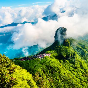 贵州+织金洞+黄果树景区+荔波小七孔景区+万峰林景区+梵净山+西江千户苗寨+乌蒙大草原9日8晚拼小团