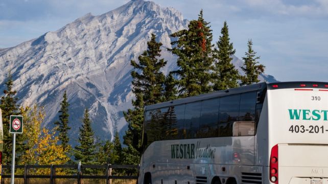 5-Day Canadian Rockies Scenic Slow Travel Tour from Calgary·Slow Train Journey with Complimentary National Park Pass, VIA Rail & Bus, Featuring Three Iconic Lakes and the Columbia Icefield
