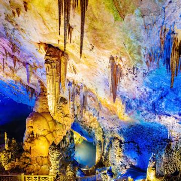 黄果树景区+荔波小七孔景区+西江千户苗寨+镇远古城+梵净山+遵义会议会址7日6晚跟团游