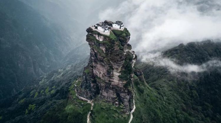 6-Day Private Tours: Huangguoshu Waterfalls Scenic Area, Xijiang Miao Village, Libo, Mount Fanjing, Zhenyuan Ancient Town