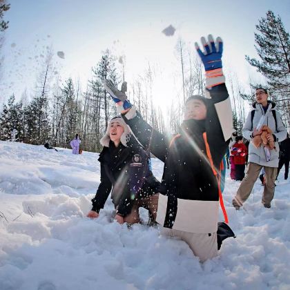 滑雪·长白山6天5晚亲子营【国家滑雪教练+亲子滑雪体验】【天池+自然博物馆+中科院定位站】挖掘研学深度，【二人转+冰钓+包饺子+大型“村晚”】民俗课程，【驯鹿+傻狍子+松鼠+红狐…】记录萌趣瞬间