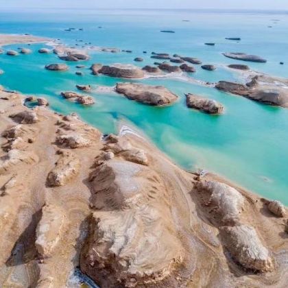 乌素特水上雅丹地质公园+茶卡盐湖+青海湖景区+莫高窟+鸣沙山月牙泉+嘉峪关关城+张掖七彩丹霞旅游景区8日7晚私家团