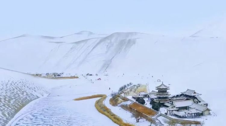 9-Day China Classic Silk Road Adventure Private Tour from Urumqi·Xinjiang, Dunhuang, Zhangye and Xining丨Mogao Caves, Colorful Danxia and Chaka Salt Lake