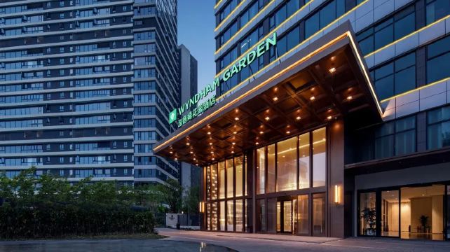 6-Day Scenic Hunan Group Tour·Zhangjiajie National Park, Glass Bridge & Tianmen Highlights