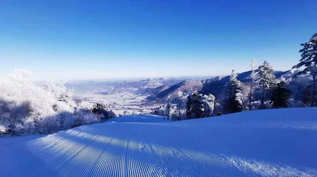 滑雪 吉林松花湖滑雪度假区2天1晚 全国出发 西武王子酒店 房间大 有浴缸 住在雪道旁 住宿 1天松花湖滑雪场全雪区畅滑 包含雪具 雪板 雪鞋 雪仗