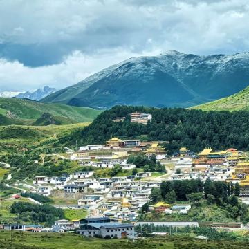 兰州+黄洮交汇观景平台+炳灵寺石窟+甘加秘境+桑科草原+拉卜楞寺+甘肃尕海则岔自然保护区-尕海湖+达仓郎木寺院+莲宝叶则景区+黄河九曲第一湾+扎尕那+官鹅沟大景区+麦积山石窟10日9晚私家团