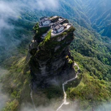 贵州贵阳+黄果树景区+荔波+西江千户苗寨+镇远+梵净山7日6晚拼小团