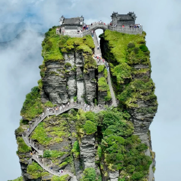 贵州贵阳+黄果树景区+荔波小七孔景区+西江千户苗寨6日5晚跟团游