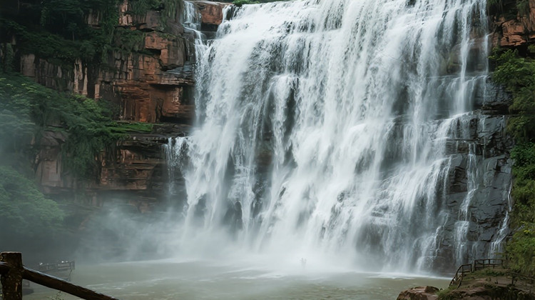 貴州赤水丹霞旅游區(qū)·大瀑布+赤水丹霞旅游區(qū)·佛光巖+赤水+遵義會(huì)議會(huì)址3日2晚私家團(tuán)