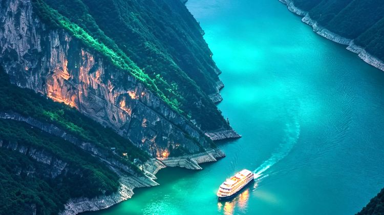 <8天>【长江三峡+三峡垂直升船机+重庆】·27年探索号外籍旅客宜渝 +2025首航全新长江探索号豪华套房+秘境神农架 + 三峡升船机