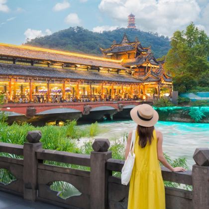 成都+乐山大佛+峨眉山+三星堆博物馆+都江堰+成都大熊猫繁育研究基地6日5晚跟团游