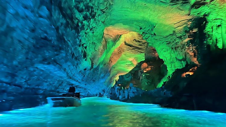3-Day Zhangjiajie Highlights Plus: Avatar Mountains + Tianmen Mountain + Glass Bridge + Yellow Dragon Cave - Licensed 7-14 Seat Business Vehicle & 5-Diamond Hilton or Wyndham Hotel