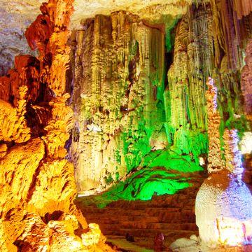 贵州贵阳+织金洞+贵州乌江寨国际旅游度假区+桐梓小西湖+黔北花海5日4晚私家团