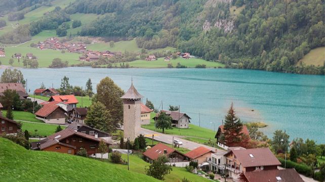 瑞士日内瓦+少女峰+苏黎世5日4晚跟团游·8+15人小团+瑞士浪漫之旅+韩剧同款+入住四星实景酒店+走进童话+少女峰+因特拉肯+龙疆小镇+苏黎世伯尔尼+布里恩茨湖游船+吉特巴赫齿轮小火车+三人同行优惠