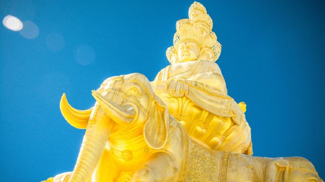 乐山+峨眉山2日1晚跟团游·封顶20人团+2+1头等舱+年夜饭+养生餐+川剧变脸+二进峨眉+品牌5钻酒店+温泉酒店C 