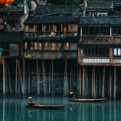 凤凰古城+矮寨大桥+怀化大峡谷+黔阳古城+老家寨5日4晚私家团