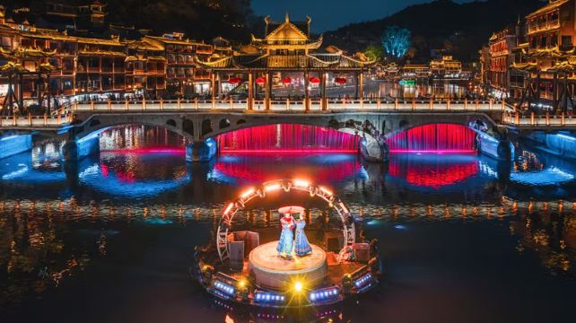 張家界+天門山+湘西+鳳凰古城5日4晚跟團遊·雲夢瀟湘+純玩+3月限時送玻璃橋門票+鳳凰宿5鑽臨江客棧+2+1航空巴士+VIP通道 苗服