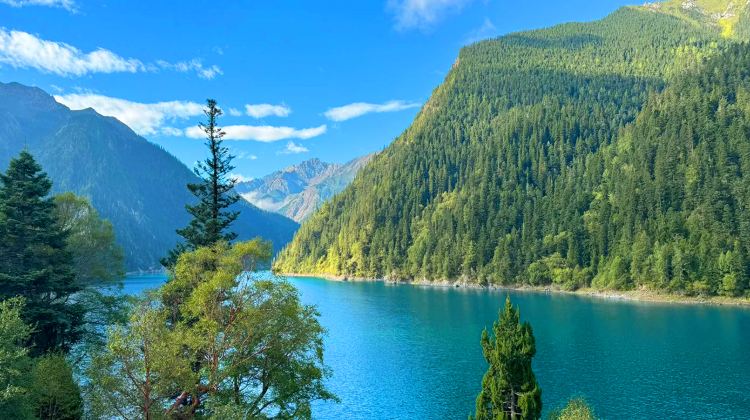 6-Day Group Tours: Chengdu, Jiuzhaigou National Park, Huanglong National Scenic Area, Chengdu Research Base of Giant Panda Breeding, Mounigou Scenic Area | Plus gifts including metro cards and travel care kits·  