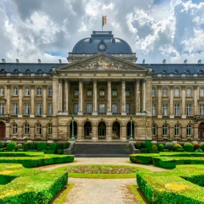 比利时+布鲁塞尔大广场+比利时漫画中心+布鲁日钟楼+伯爵城堡+格罗宁格博物馆6日5晚拼小团