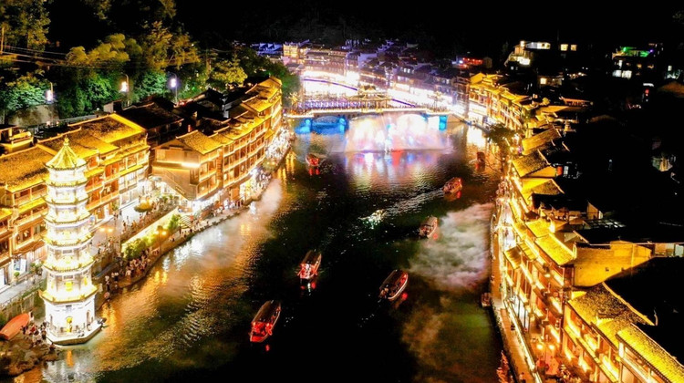 张家界+武陵源+天门山+大峡谷+凤凰古城5日4晚拼小团·『2-8人纯玩无购物精致小团』赠送航拍视频+赠3早2中1晚餐+24小时接站｜一次游玩三大核心景区:森林公园+玻璃桥+天门山 玻璃栈道+凤凰古城•特色美食三下锅+娃蛙鱼