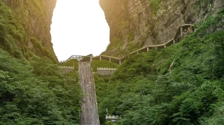 5D4N · Private Tours · Zhangjiajie + Zhangjiajie Grand Canyon + Huanglong Cave + Baofeng Lake + Tianmen Mountain National Forest Park