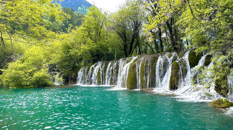 6-D Western Sichuan Private Tour: Chengdu, Jiuzhaigou, Huanglong National Scenic Area, Sanxingdui Museum, Mount Siguniang | Sichuan Face-changing Performances + Tea Art Shows + Tibetan Costume Photography·  