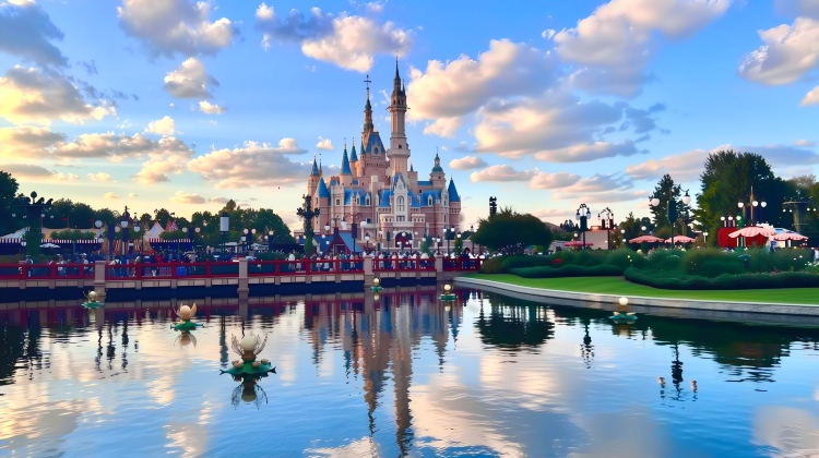 5-day 4-night · Private Tour · Shanghai + Shanghai Disney Resort + The Bund + Oriental Pearl Radio & Television Tower
