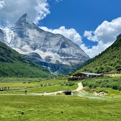 成都+稻城亚丁+四姑娘山8日7晚跟团游