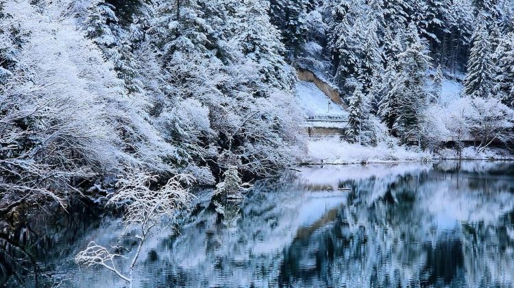 4-Day Autumn foliage to winter frost: Jiuzhaigou & Huanglong by high-speed rail - all-inclusive with hotel & airport transfer