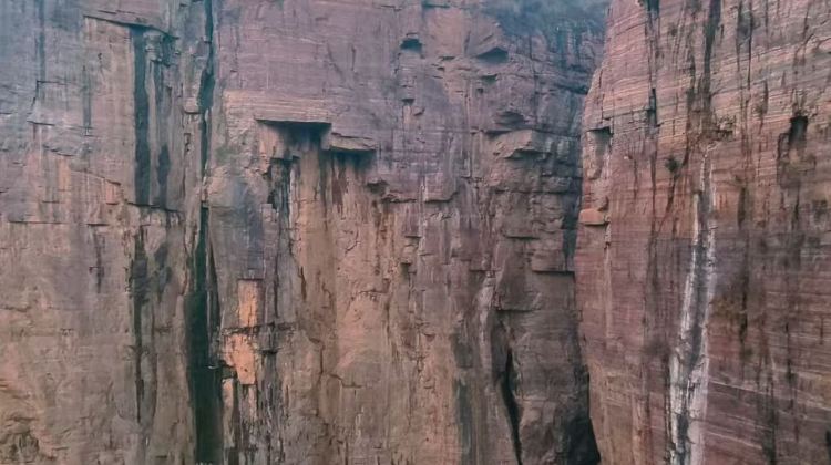 5D4N · Group Tours · Tour Henan's four great ancient capitals and unveil the cliff-hanging road of Wanxian and the Yuntai waterscape.