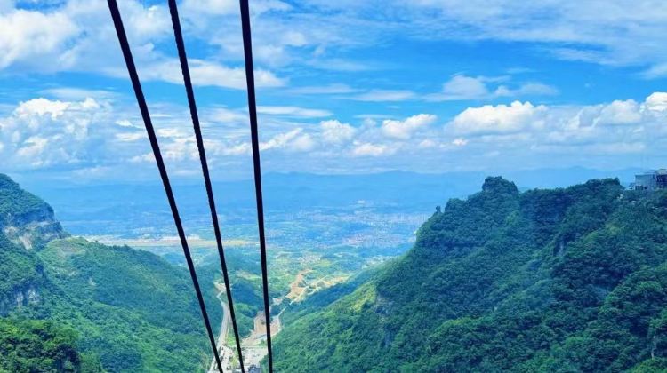 5-day 4-night · Private Tour · Zhangjiajie + Yuanjiajie Scenic Area + Zhangjiajie Grand Canyon + Charming Xiangxi Grand Theater + Tianmen Mountain National Forest Park + Changsha·  