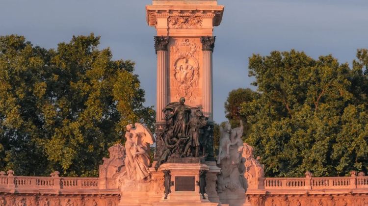 马德里、巴塞罗那+18