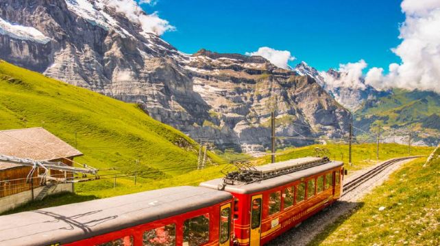 <4天>【铁发 湖光山色 唯美瑞士】·文化自然双重享受：苏黎世+伯尔尼+因特拉肯+琉森+ 三大湖泊宁静致远+中世纪古城漫步+可选欧洲屋脊少女峰+爱的迫降同款滑翔伞+壮阔莱茵瀑布+西庸古堡