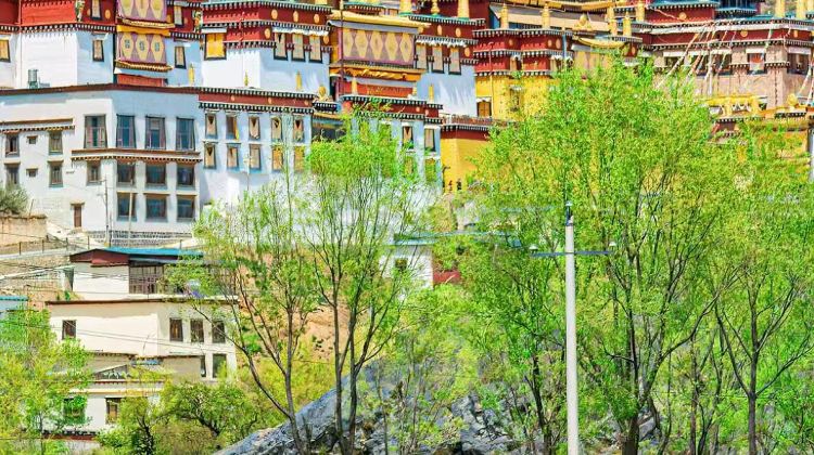 <10天>【動車返昆｜雲南昆明＋大理市＋麗江＋香格里拉＋瀘沽湖＋玉龍雪山＋虎跳峽＆洱海私人遊艇＆民族換裝旅拍】·15人小團+洱海私人遊艇+民族換裝旅拍+玉龍雪山+贈雙演出+音樂主題巡遊車+民族特色餐